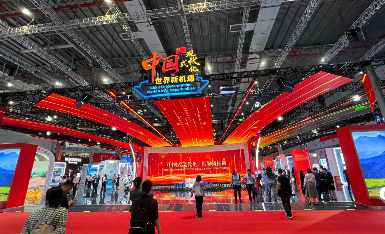 中性風(fēng)潮來襲，女明星示范男士休閑帽搭配 