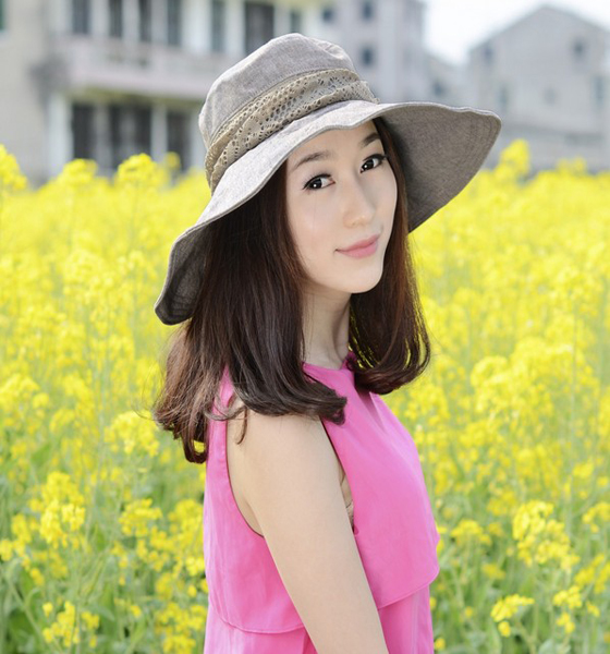 抓住秋天的尾巴，女人趕緊戴大沿遮陽帽來臭美