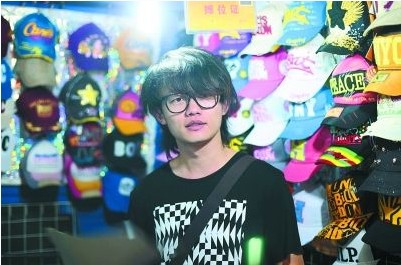 夜市帽子擺攤哥，竟是好聲音學員丁克森，其身份遭疑 