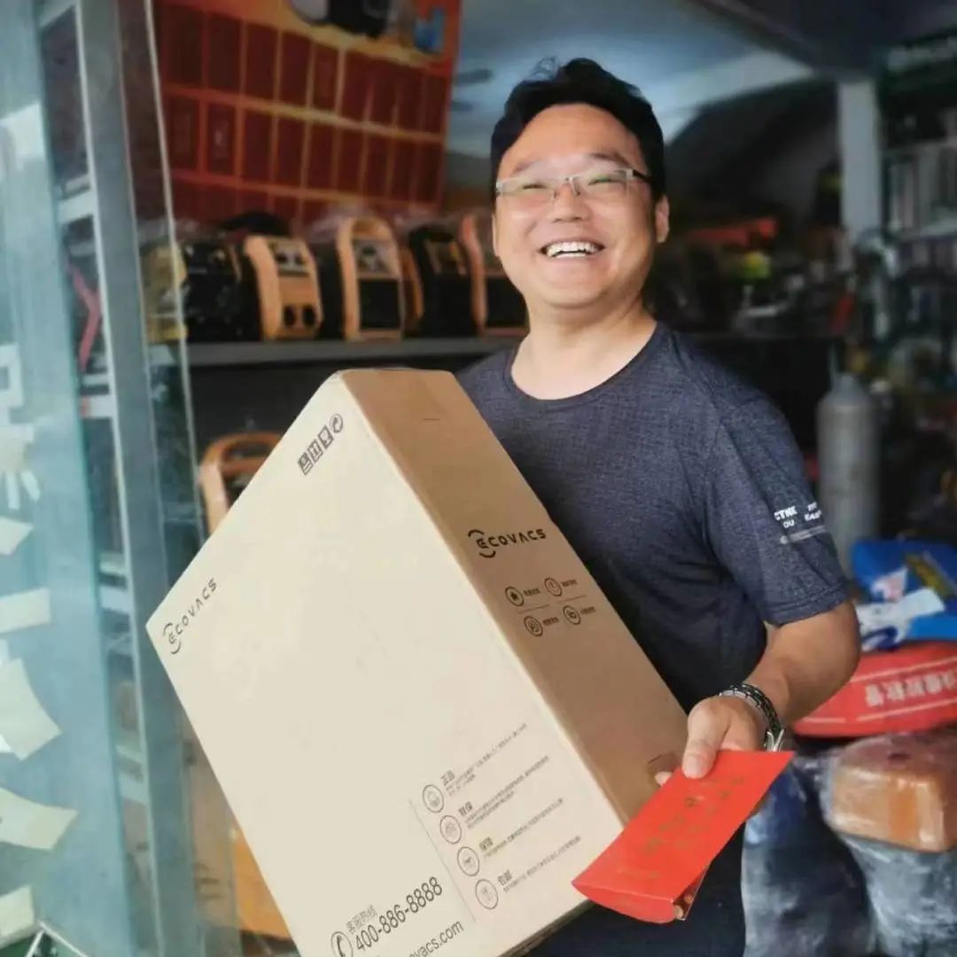 還是同一款款禮帽，只是顏色換成了紅色 